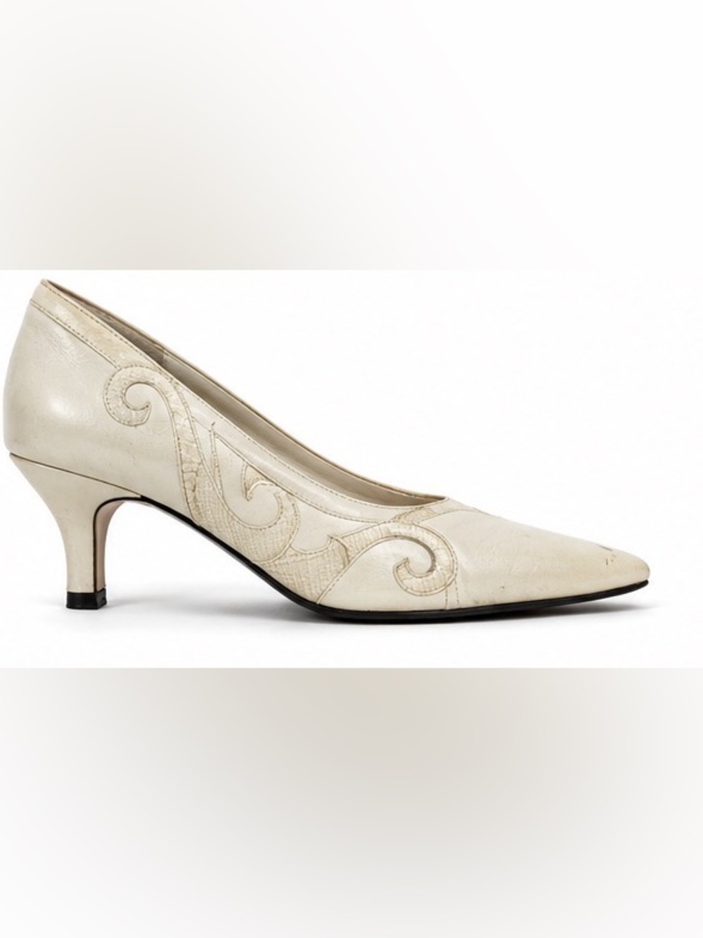 Ivory Scroll Detail Pumps Size 9 Made in Taiwan Pointed Toe
